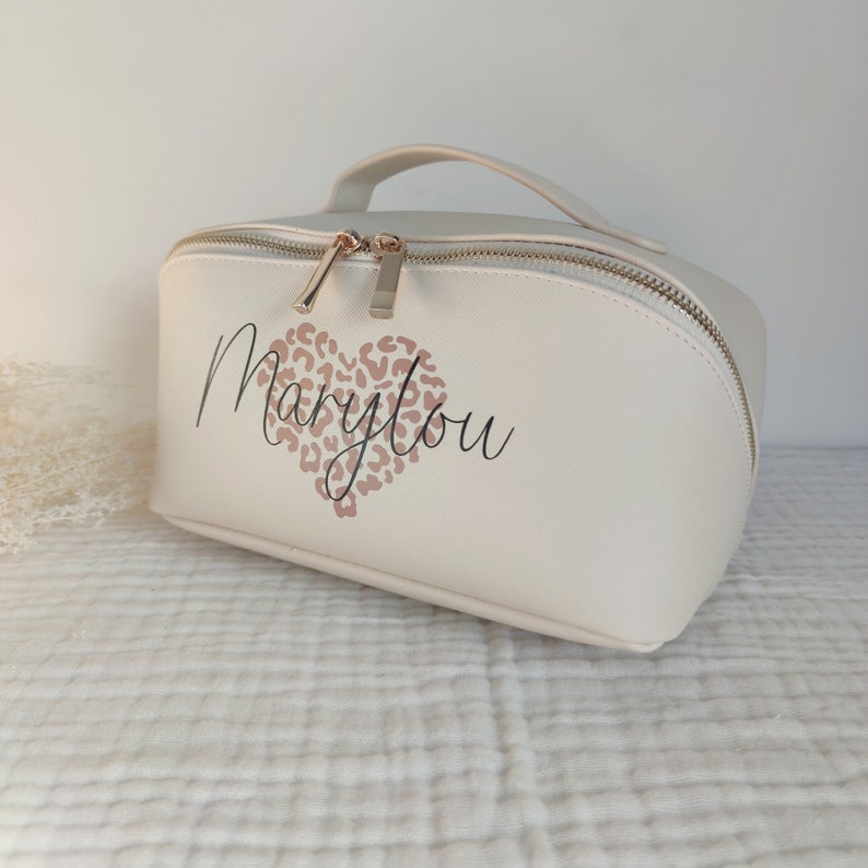 Trousse de toilette ou maquillage pour les mamans ,mamie, amie , marraine avec motif coeur léopard . image 1