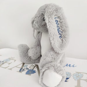 Doudou lapin brodé pour enfant image 3