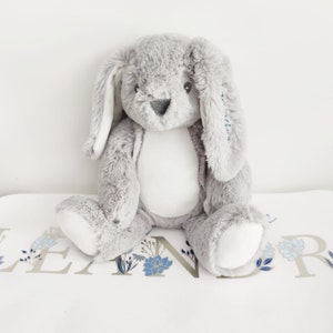 Doudou lapin brodé pour enfant image 2