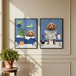 Láminas de baño de Cavapoo, arte para el baño y el aseo. Juego de dos láminas azules de Cavapoo. Divertidas láminas de retratos de mascotas. Láminas brillantes.