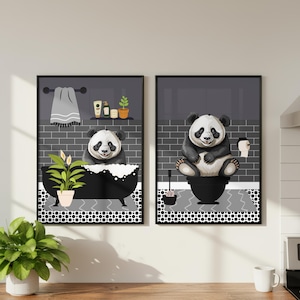 Peut inclure: Deux cadres muraux illustrés représentant un panda dans une salle de bain. L'image de gauche montre un panda dans une baignoire noire avec de la mousse et une plante. L'image de droite montre un panda assis sur des toilettes noires avec du papier.