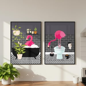 Pode incluir: Dois quadros decorativos com um flamingo cor-de-rosa num ambiente de casa de banho. A imagem da esquerda mostra um flamingo numa banheira preta com plantas e produtos. A imagem da direita mostra um flamingo num bidé branco com papel higiénico.