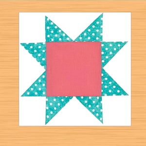 Puede incluir: Un bloque de patchwork con un cuadrado central coral rodeado de ocho puntas de estrella turquesa. Las puntas de las estrellas tienen un estampado de lunares blancos. El bloque está sobre un fondo blanco, con un borde de madera.