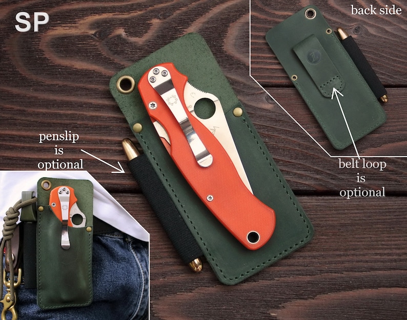 Pu&ograve; includere: Portacoltelli e penne in pelle verde con passante per cintura opzionale. Il portacoltelli ha uno slot per un coltello e una penna. Il coltello &egrave; arancione e ha una lama argentata. La penna &egrave; nera. Il portacoltelli &egrave; su una superficie di legno.