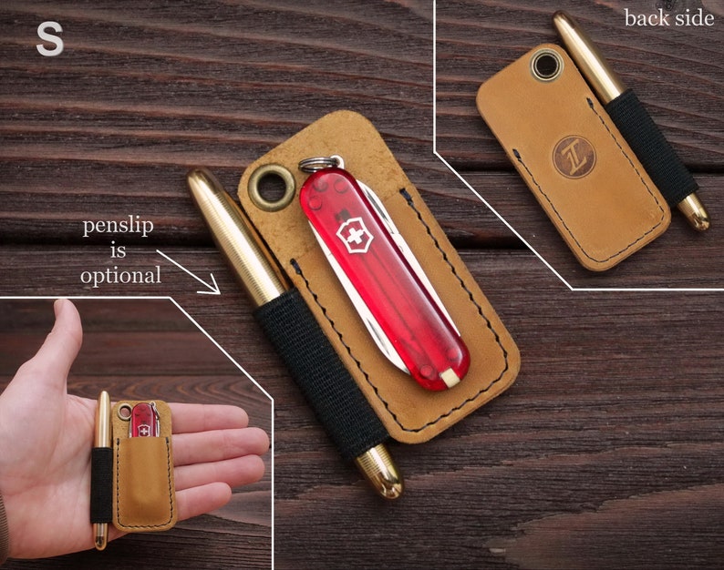 Pu&ograve; includere: Un organizzatore da tasca in pelle marrone con un coltellino svizzero rosso e una penna dorata. L'organizzatore ha un anello per un portachiavi e uno slot per una penna. Il testo "penslip is optional" &egrave; scritto sull'immagine.