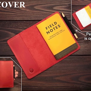 Puede incluir: Cartera de cuero roja para cuaderno con un bolsillo para bol&iacute;grafo. La cartera est&aacute; cerrada y muestra el logotipo de Field Notes. La cartera est&aacute; hecha de materiales duraderos y est&aacute; hecha en los Estados Unidos. El bolsillo para bol&iacute;grafo es opcional.