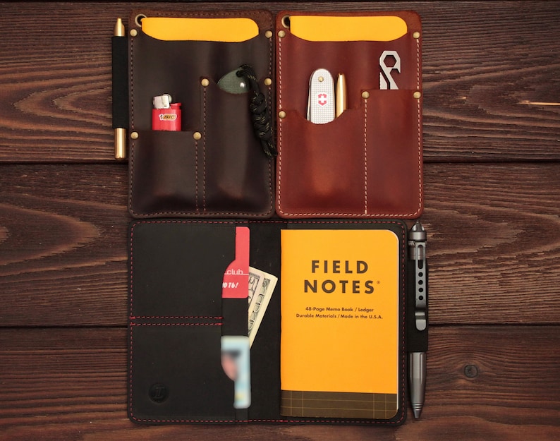 Puede incluir: Dos cubiertas de cuaderno de cuero marr&oacute;n con bolsillos y una cubierta de cuaderno de cuero negro con bolsillos. La cubierta negra tiene un cuaderno amarillo con el texto "FIELD NOTES" y "48-Page Memo Book / Ledger Durable Materials / Made in the U.S.A."