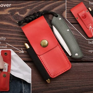 Pu&ograve; includere: Fodero in pelle rossa per coltello e penna con passante per cintura. Il fodero ha una chiusura a scatto e un portapenne. Il retro del fodero &egrave; mostrato con un passante per cintura.