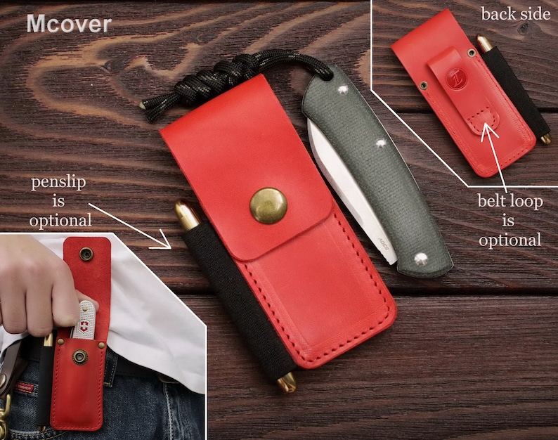 Pu&ograve; includere: Fodero in pelle rossa per coltello e penna con passante per cintura. Il fodero ha una chiusura a scatto e un portapenne. Il retro del fodero &egrave; mostrato con un passante per cintura.