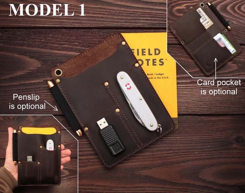 Puede incluir: Una cubierta de cuaderno de cuero marr&oacute;n con un portaplumas, un bolsillo para un cuchillo peque&ntilde;o y un bolsillo para una unidad USB. La cubierta se muestra sobre una superficie de madera con un bloc de notas amarillo que dice "Field Notes".