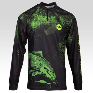 Op de afbeelding: Zwart langarm shirt met een groen en zwart camouflagepatroon en een groene vis afbeelding. Het shirt heeft een rits bij de hals en de tekst "MOTION" op de rechtermouw.