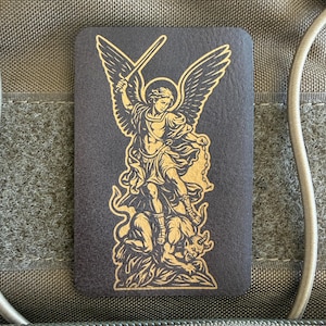 Puede incluir: Un juego de tres tazas de cerámica con acabado mate moteado. Las tazas son de color crema, gris claro y gris oscuro. Cada taza tiene un diseño simple y minimalista, ideal para café o té.