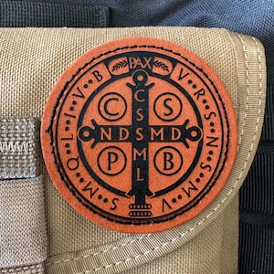 Saint Benedict Cross Patch PAX-beschermingsmedaille kunstleer opstrijkbaar katholiek devotional EDC cadeau voor mannen spirituele bescherming tactisch vest