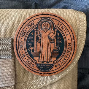 Toppa termoadesiva in similpelle con protezione della medaglia di San Benedetto, regalo devozionale cattolico da cucire per donne e uomini, toppa per gilet tattico, regalo sacramentale
