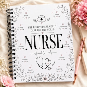Puede incluir: Un cuaderno de espiral blanco con un icono de cofia de enfermera, el texto "SHE BELIEVED SHE COULD CARE FOR THE WORLD" y "NURSE", un gráfico de estetoscopio en forma de corazón y bordes florales con palabras como Brave, Strong, Caring y Compassionate.