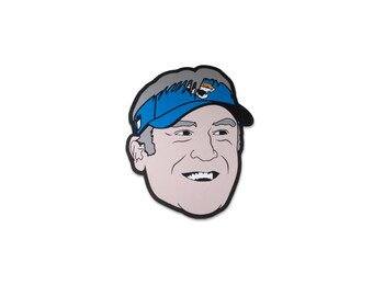 Può includere: Un'illustrazione di un uomo con i capelli grigi che indossa una visiera blu con un logo bianco. L'uomo sorride e ha un incarnato grigio chiaro.