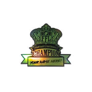 Pu&ograve; includere: Un trofeo di campione di fantasy football verde e nero con una corona e il testo "FFL Fantasy Football Champion Your Name Here!"