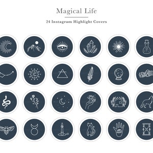 Pode incluir: Conjunto de 24 capas de destaque do Instagram com um tema mágico. As capas apresentam várias ilustrações em branco sobre um fundo azul escuro, incluindo uma lua crescente, uma montanha, um olho, um cristal, um sol, uma garrafa, uma constelação, um sol com uma lua crescente, um triângulo, uma pena, uma bola de cristal, nuvens, uma cobra, uma flor, uma lua crescente, uma mão segurando uma flor, uma casa, um lobo, uma mariposa, uma lua crescente, uma vela, um gato, uma mão com um olho e um relógio de areia.