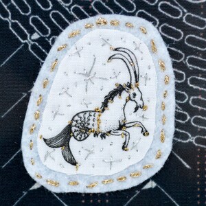 Tableau textile Ex Voto signe astrologique Capricorne brodé à la main