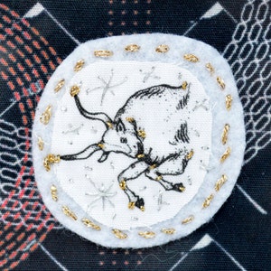 Tableau textile Ex Voto signe astrologique Taureau brodé à la main