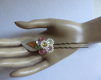 U-shaped hairpin, hair accessory, celluloid, moonglow lucite, "pastel tones", unique, 1940s, USA. Glamour, party, vintage