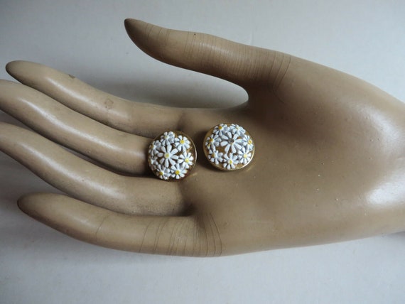 Small "Daisy" Ear Clips Metal Email *White-Yellow*