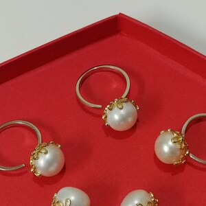 Verstellbarer Süßwasserperlen-Ring 11 mm mit Goldblumen-Details