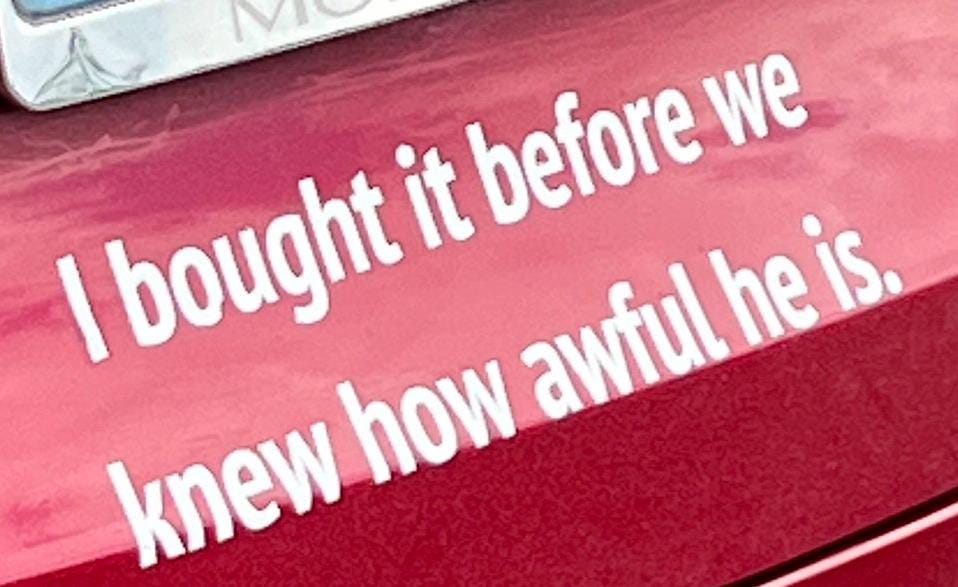 2 Adesivi Divertenti Anti Elon Per Auto – Scritta 'We Know But We Have The Car Now' – Vinile Impermeabile 27,4x7,6cm