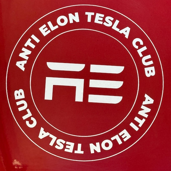 2 Adesivi Divertenti Anti Elon Per Auto – Scritta 'We Know But We Have The Car Now' – Vinile Impermeabile 27,4x7,6cm