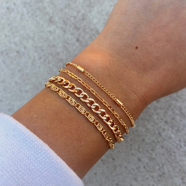 Simplistic Gold Bracelet Set