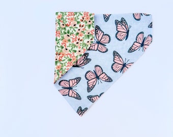 Hondenbandana bloemen vlinder | Omkeerbaar, over de kraag of gestrikt