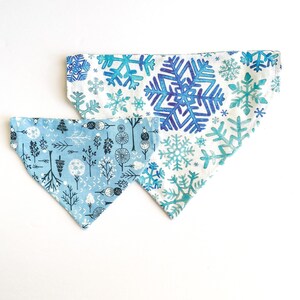 Bandana de Noël pour chien, flocons de neige | Par-dessus le col ou à nouer | Arbres d&#39;hiver, neige, bandana de Noël | Bandana personnalisé, réversible | Chat