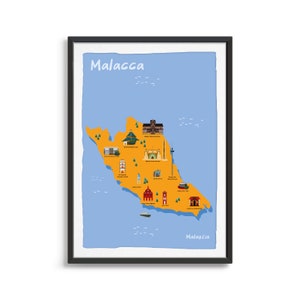 Può includere: Una mappa illustrata colorata di Malacca, Malesia, con monumenti e edifici evidenziati in arancione e rosso. La mappa è incorniciata in nero e posizionata su uno sfondo blu chiaro.