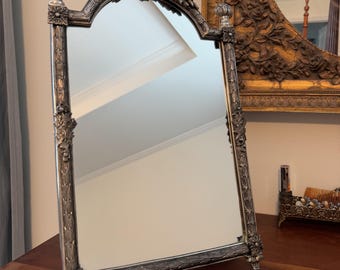 Charles Sadek Silver Repoussé Kommod eller sminkspegel