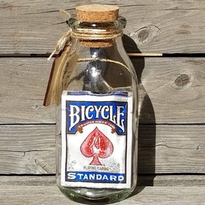 GARRAFA IMPOSSÍVEL / Garrafa de Leite Vintage – Cartas de Baralho com Celofane em uma Garrafa