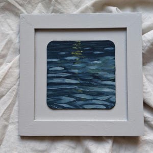 Pequeña superficie de agua pintada a mano, pintura al óleo sobre posavasos con marco, pieza única con marco de madera, obra de arte original, regalo y decoración de pared.