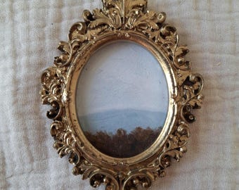 Miniatuur olieverfschilderij Landschap – Kunstwerk in handgemaakte lijst – Natuur wanddecoratie, uniek cadeau, Bergen, bos, lucht, bomen, 4,9 x 6,7 cm