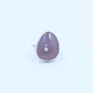 Anillo de declaración de calcedonia lavanda y moissanita