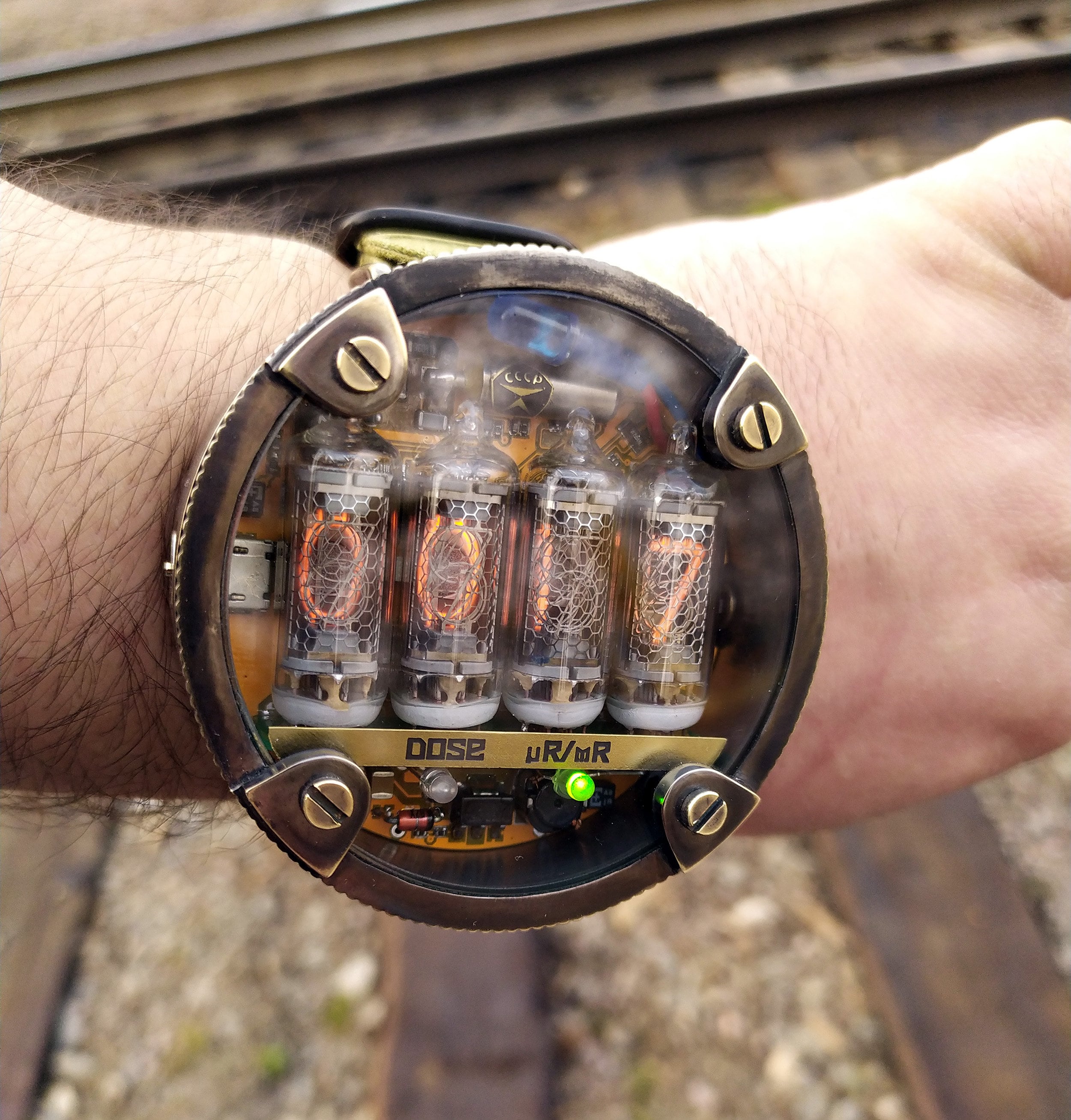 Часы на станциях метро. Ламповые часы Metro Exodus. Часы Metro 2033. Ламповые часы метро 2033. Часы метро 2033 Exodus.