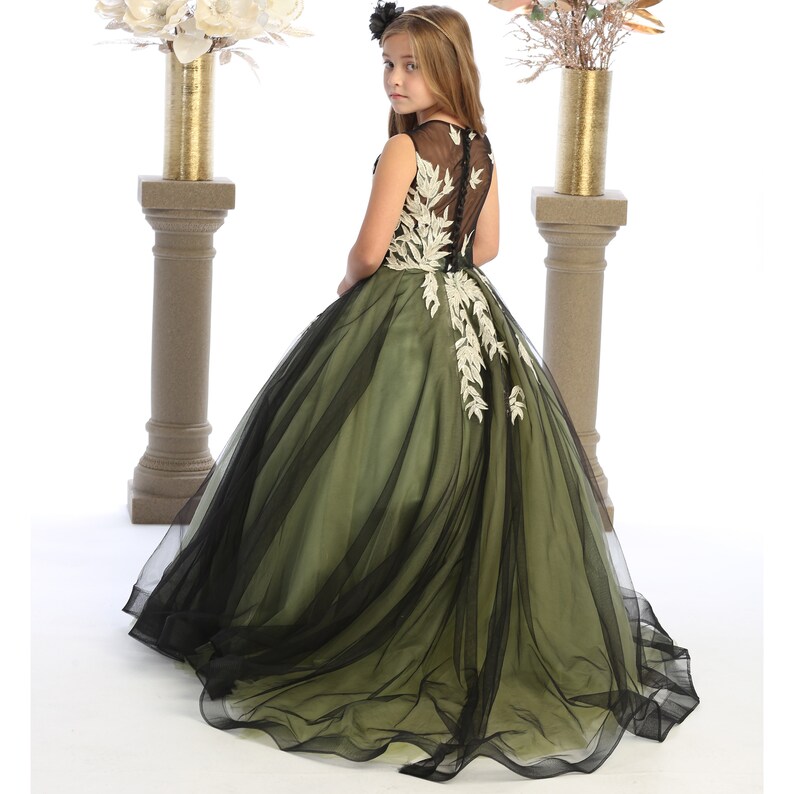 Beautiful sage green and black dress for girls with train and a buttoned back closure. 画像 4