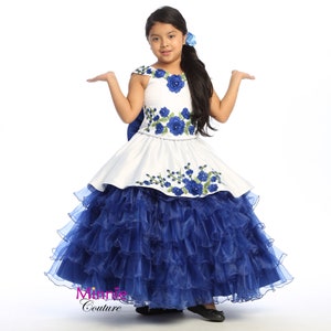 Robe Charro blanche et bleue pour fille avec des roses bleu roi et des feuilles vertes agrémentées de strass et de paillettes