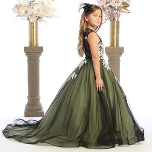 Beautiful sage green and black dress for girls with train and a buttoned back closure. 画像 3