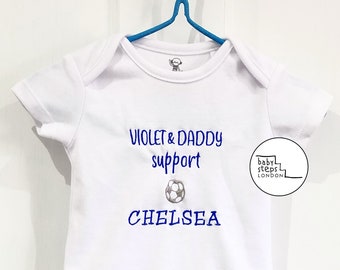 Geborduurd gepersonaliseerd bodysuit-rompertje | Chelsea-voetbalteam | Aangepaste naamontwerp | Babyshower pasgeboren verjaardagscadeau kinderen nieuwigheid