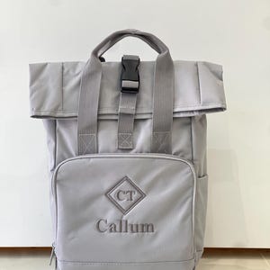 Petit sac à dos gris brodé à enroulement personnalisé | Chambre de bébé, bambin, cartable | Sac à dos unisexe | Idée cadeau avec prénom personnalisé