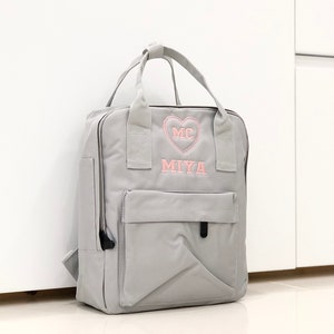 Mini sac à dos gris à double poignée brodé personnalisé | Sac d'école maternelle pour tout-petits | sac à dos garçon fille | Idée cadeau avec prénom personnalisé