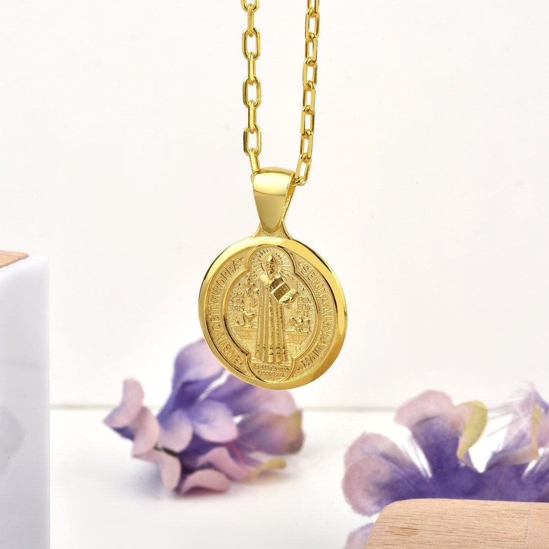 OEMOO St Saint Benedict Medal Necklace, Stainless Steel Christian Sacramental Medal, Ward Off Evil Protection Jewelry Catholic Gift For Men Women (Classic Round Medal-Gold