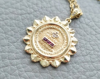 3cm Augis Pendant, Plus QU'HIER Moins Que Demain Necklace, La Médaille d’Amour Rouge