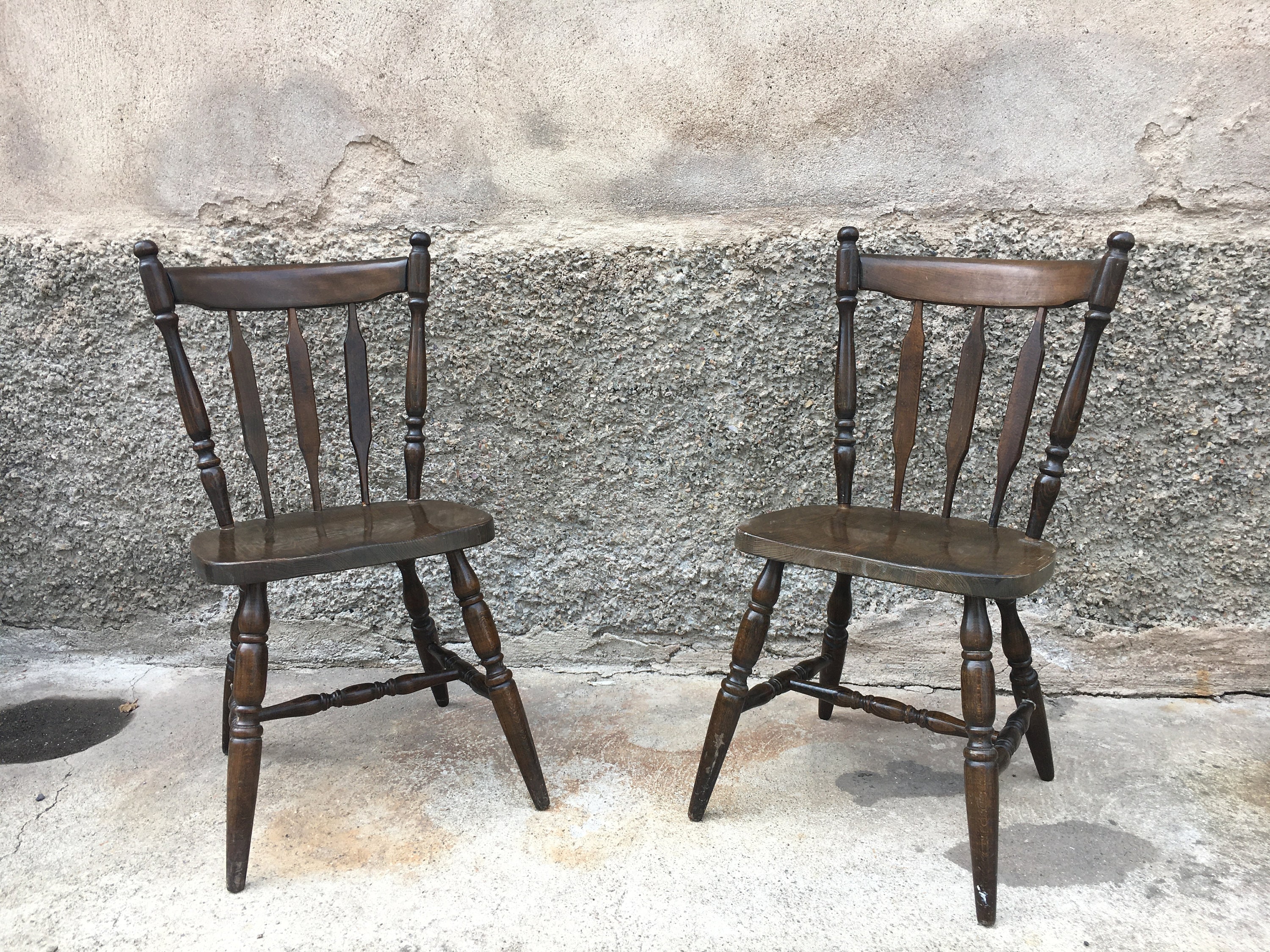 Paire de Chaises Bistrot Brutaliste Primitif en Bois Massif