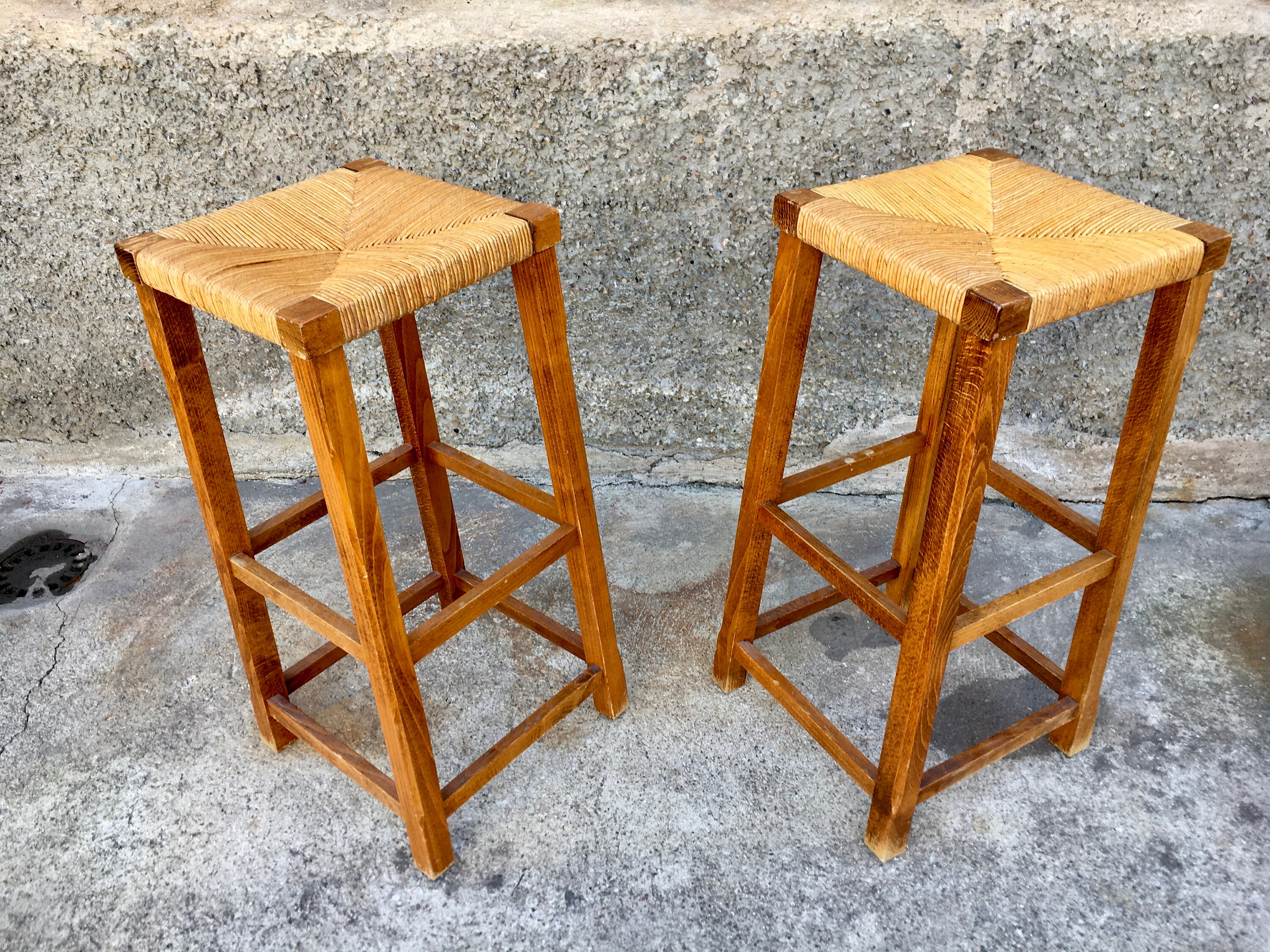 Paire Tabouret Haut Vintage en Bois et Paille Pour Un Bar
