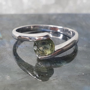Moldaviet Little Miracles ring met 5.5mm gefacetteerde Moldaviet | Echte Moldaviet Ring | Moldaviet Bypass Ring | Spirituele ring | Meditatie